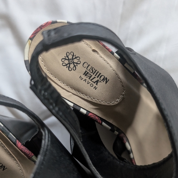 Cushion Walk by Avon Women's Size 7 Black Red Roses Faux Leather Wedge Sandals - Picture 11 of 12